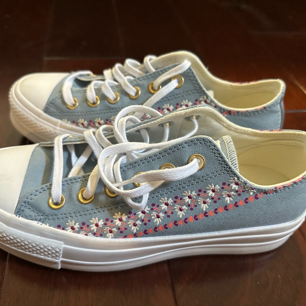 Converse Blue and White Sneakers with Classic Low-Top Design
